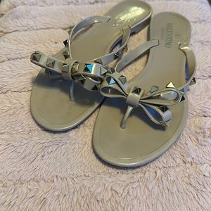 RUBBER ROCKSTUD THONG